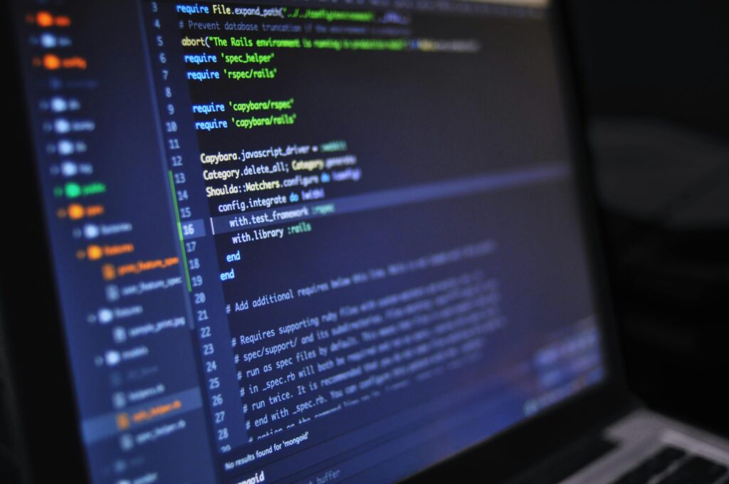 ordinateur affichant du code pour illustrer l'informatique